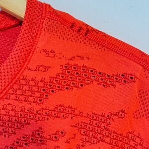 Men’s Lululemon Short Sleeve Metal Vent Tech Breathe in Orange Camo Size Small